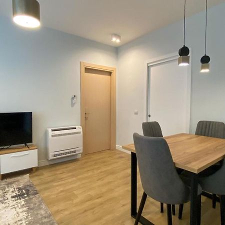 Centrally Located Glamorous Bright Apt Near Bazaar Tirana Exterior photo